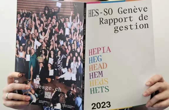 Étudiante lisant le rapport de gestion HES-SO Genève 2023