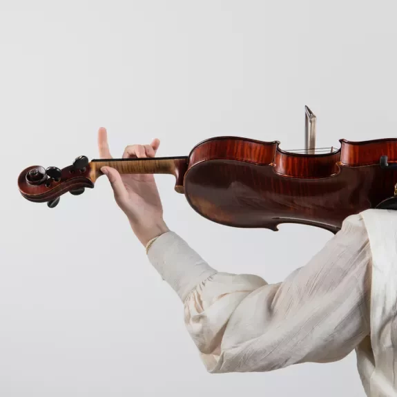 Une violoniste en train de jouer