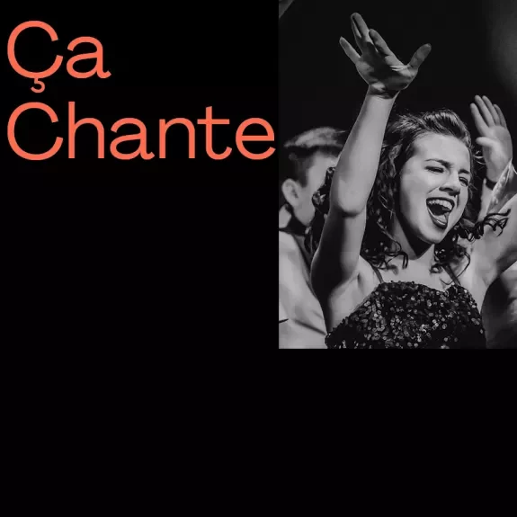 Une jeune femme chante les bras levés