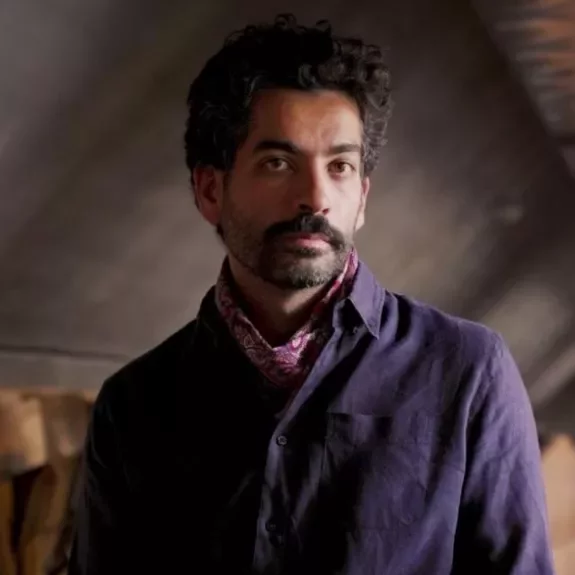 Portrait d'Hossein Rad, chanteur et instrumentiste iranien