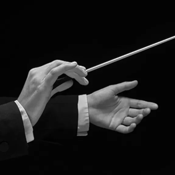 photo en gros plan des mains d'un chef d'orchestre
