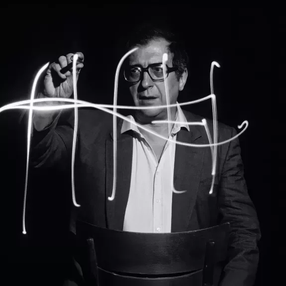 Le compositeur Luciano Berio écrivant dans l'air