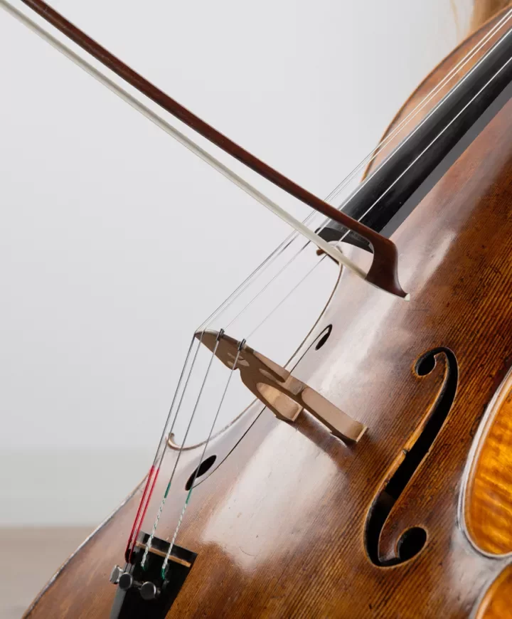 Gros plan sur un violoncelle