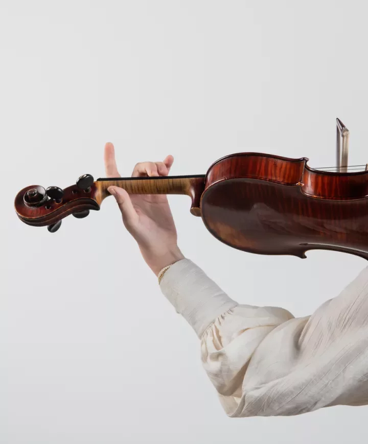 Une violoniste en train de jouer