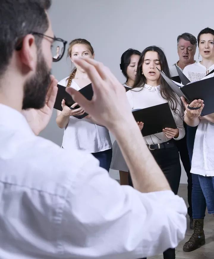 Chef de chant de dos en plein travail