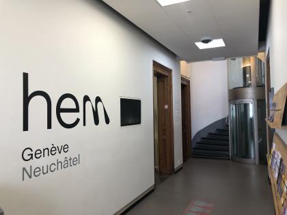 Couloir intérieur du bâtiment HEM de la rue Petitot