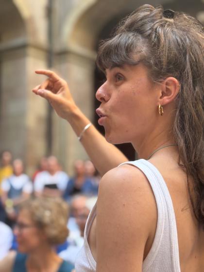 Léonie Cachelin dirigeant le chœur de la HES-SO Genève