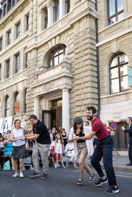 Le public danse devant la HEM pour la Fête de la Musique