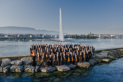 Les musiciennes et musiciens de l'OSR devant le jet d'eau de Genève