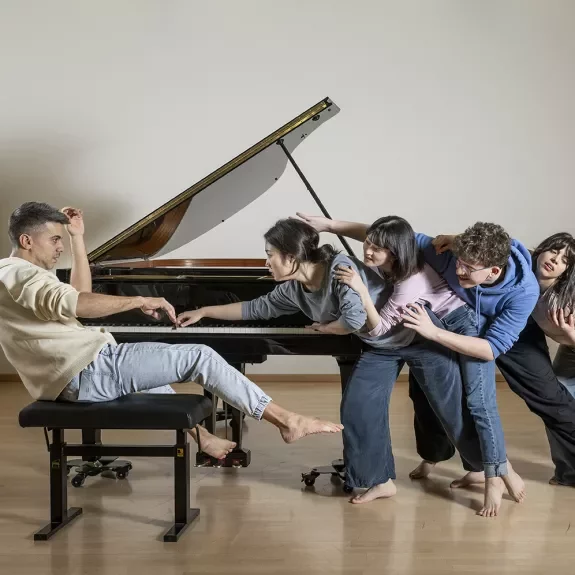 étudiant-e-s de musique et mouvement en plein exercice