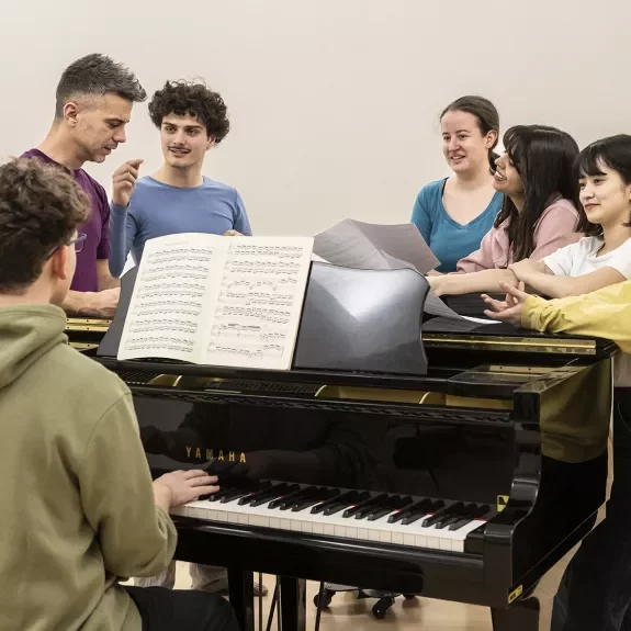 étudiant-e-s de musique et mouvement en exercice autour d'un piano