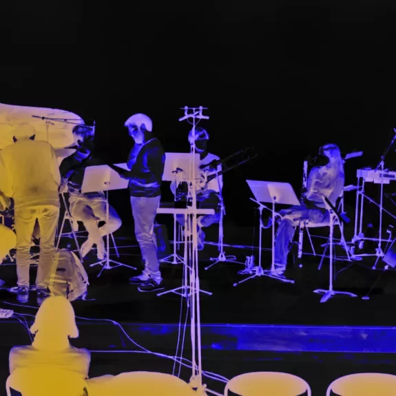 Image en négative d'un orchestre de musique contemporaine